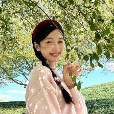 玻璃橱窗中的姑娘